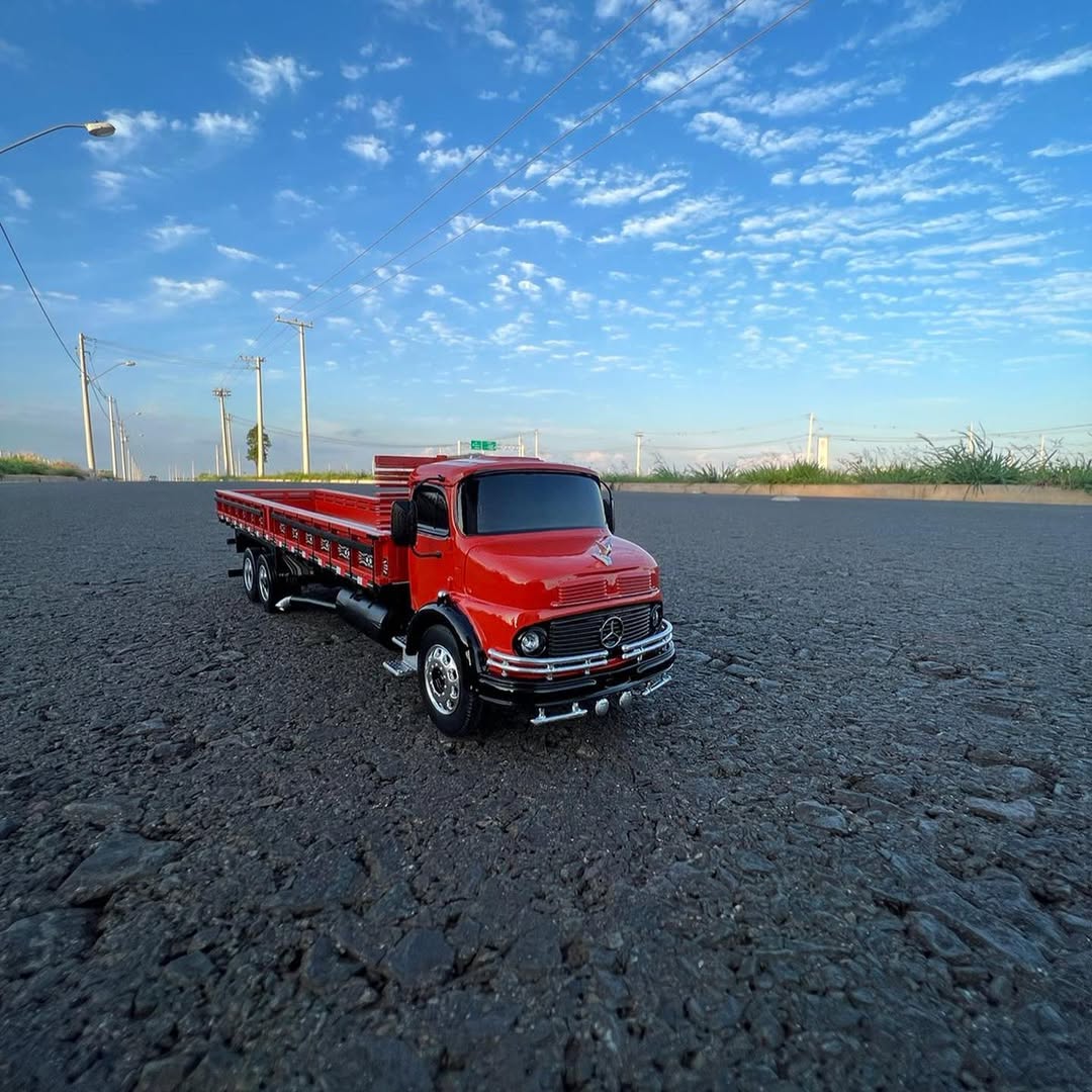 Caminhão Mercedes-Benz L-1113 Truck RC – Escala 1/24 (Controle Remoto)
